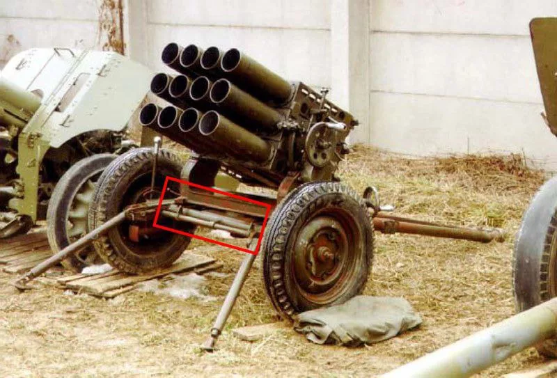 Похоже, что помимо 140-мм миномета, на вооружении ВС РФ засветилась также и 107-мм буксируемая РСЗО