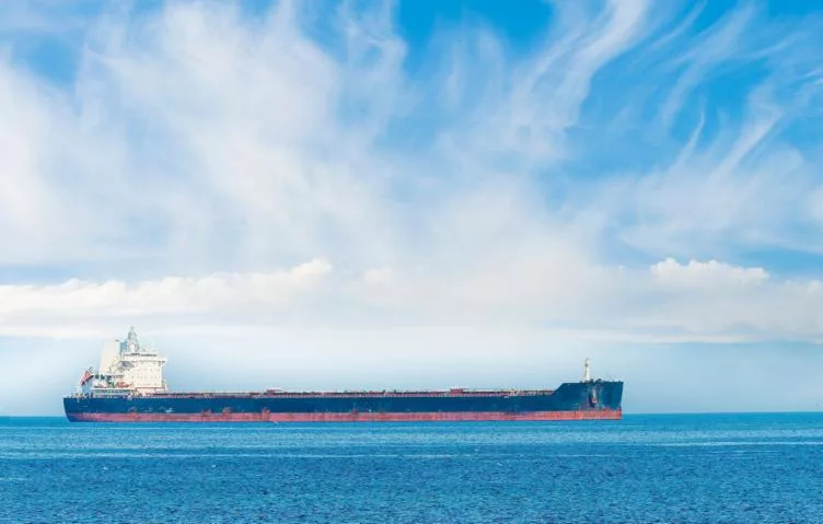 Полный эстонской нефти танкер провела мимо России целая флотилия