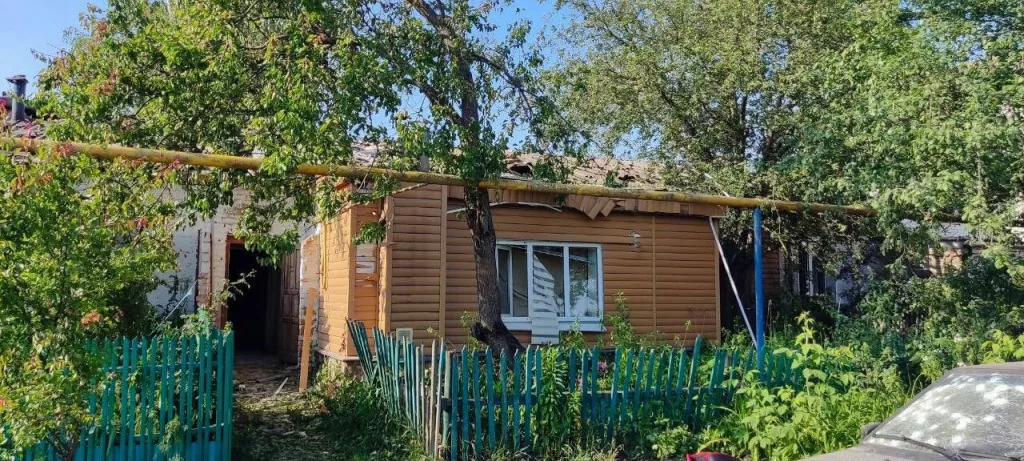 Один человек погиб, еще шесть пострадали при ударе ВСУ по Рыльску, сообщил Хинштейн. Враг атаковал многоквартирный и частные дома