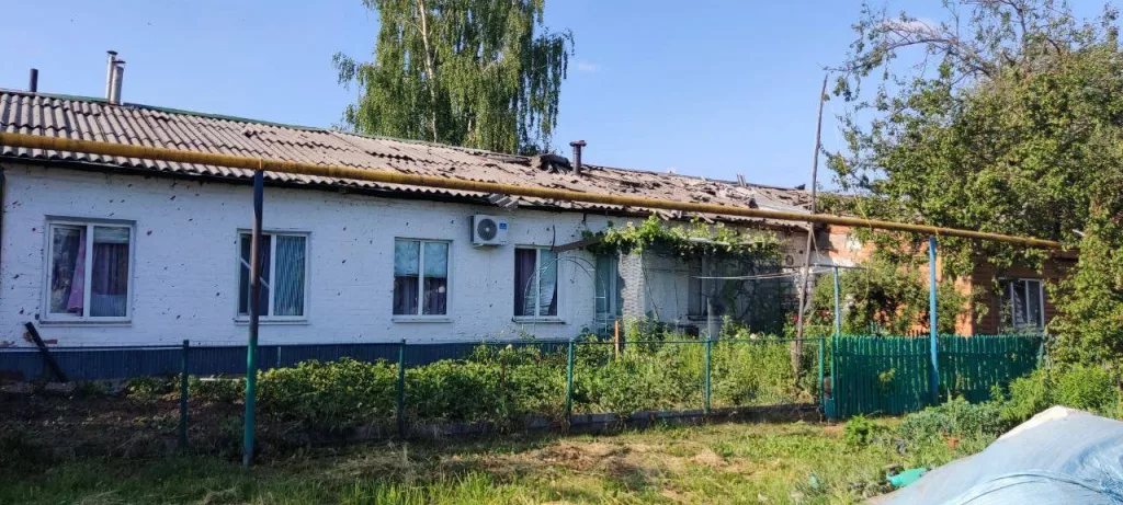 Один человек погиб, еще шесть пострадали при ударе ВСУ по Рыльску, сообщил Хинштейн. Враг атаковал многоквартирный и частные дома