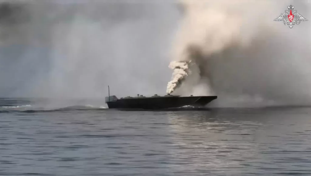 Развёртывание понтонной переправы на Южно-Донецком направлении с применением безэкипажного катера (БЭК) дл постановки дымовой завесы