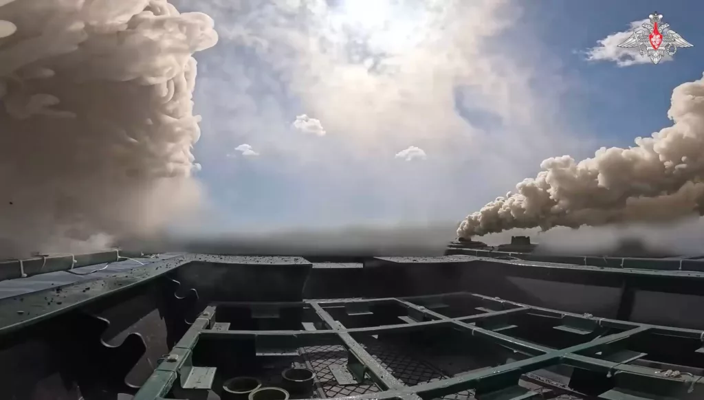 Развёртывание понтонной переправы на Южно-Донецком направлении с применением безэкипажного катера (БЭК) дл постановки дымовой завесы