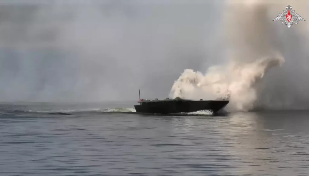 Развёртывание понтонной переправы на Южно-Донецком направлении с применением безэкипажного катера (БЭК) дл постановки дымовой завесы