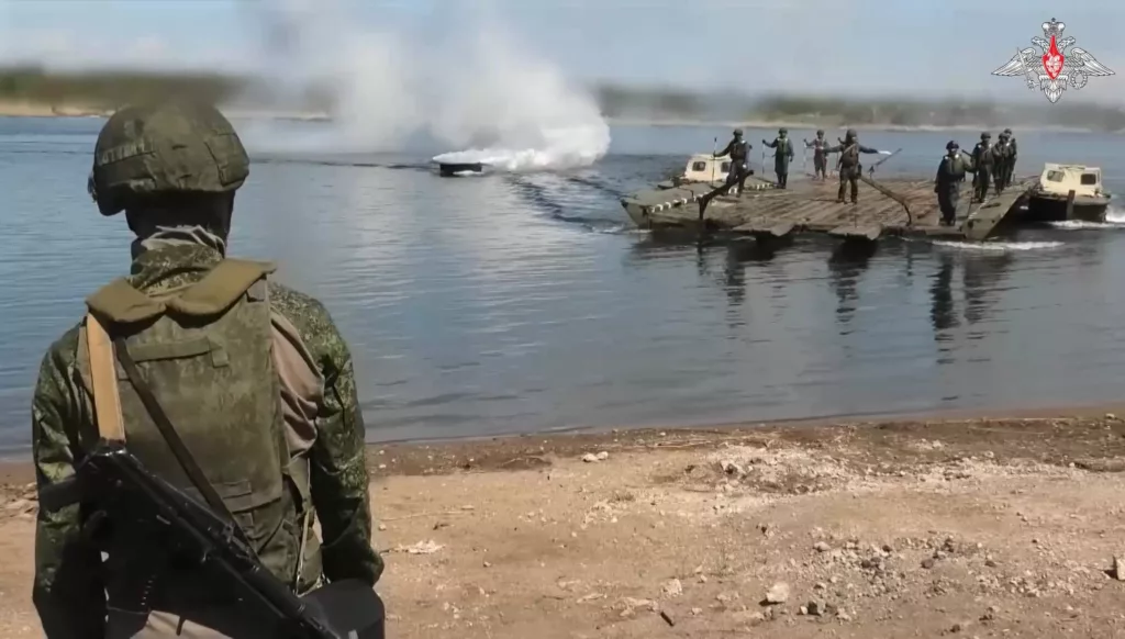 Развёртывание понтонной переправы на Южно-Донецком направлении с применением безэкипажного катера (БЭК) дл постановки дымовой завесы