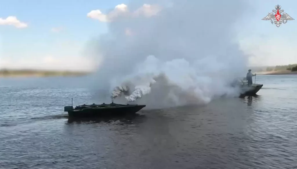 Развёртывание понтонной переправы на Южно-Донецком направлении с применением безэкипажного катера (БЭК) дл постановки дымовой завесы