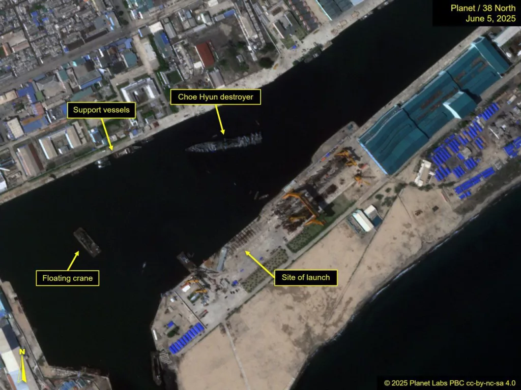 Согласно свежему спутниковому снимку, опубликованному в вертикальное положение 2 июня эсминец (после аварии при спуске на воду 21 мая) уже 5 июня находился в бухте на плаву