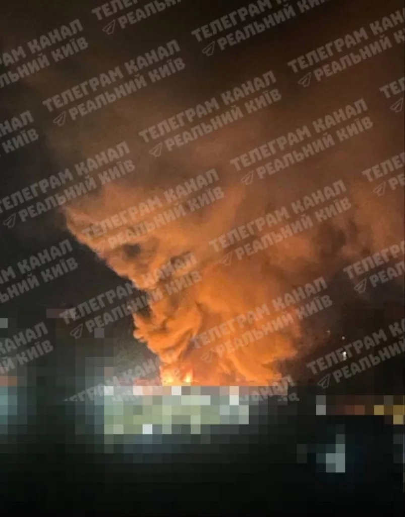 Сильный пожар разгорелся в Киеве после прилета по ТЭЦ