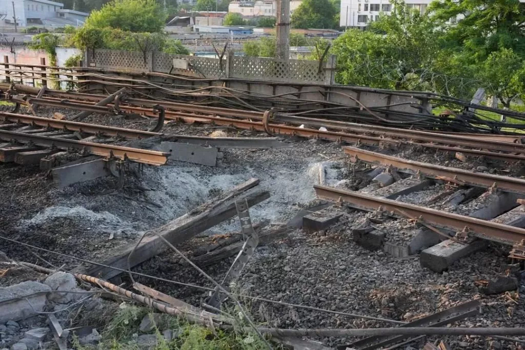 Фото разрушенного здания и поврежденных ЖД путей в Киеве