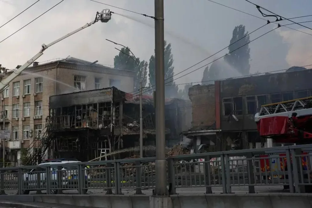 Фото разрушенного здания и поврежденных ЖД путей в Киеве