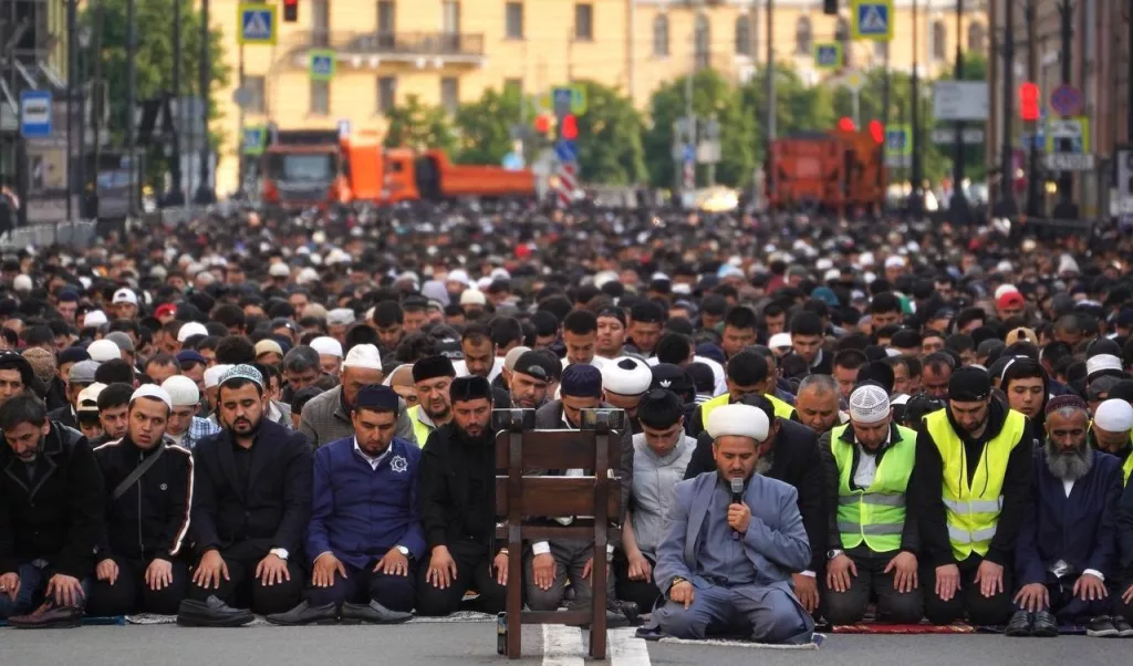 В Москве отмечают Курбан-байрам — сотни тысяч мусульман на улицах столицы