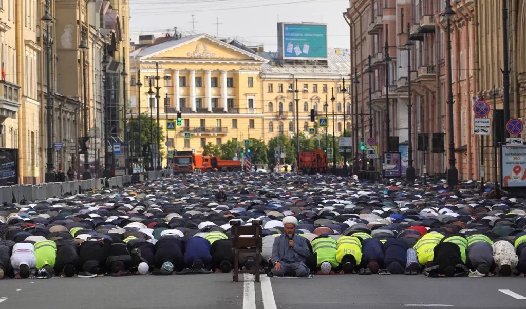 В Москве отмечают Курбан-байрам — сотни тысяч мусульман на улицах столицы