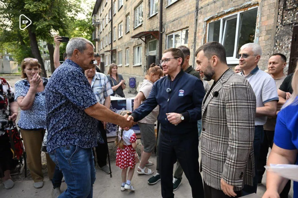 Якушев и Пушилин вручили ключи от восстановленных квартир жителям Авдеевки