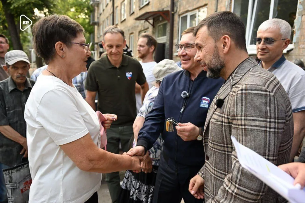 Якушев и Пушилин вручили ключи от восстановленных квартир жителям Авдеевки