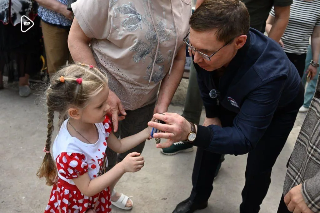 Якушев и Пушилин вручили ключи от восстановленных квартир жителям Авдеевки