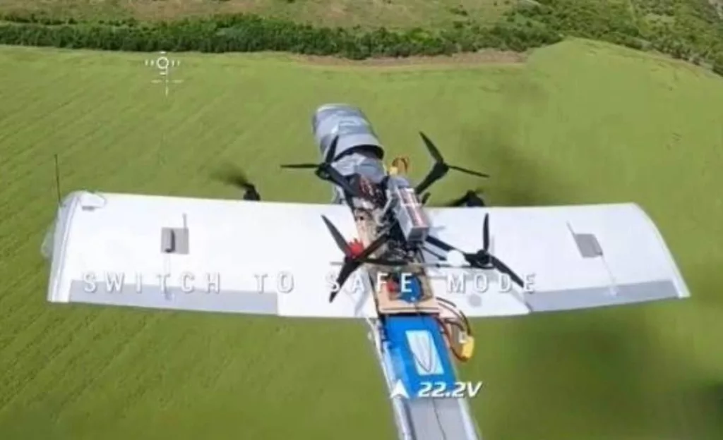 Российский FPV-дрон самолётного типа «Молния», выполненный в варианте носителя FPV-дрона