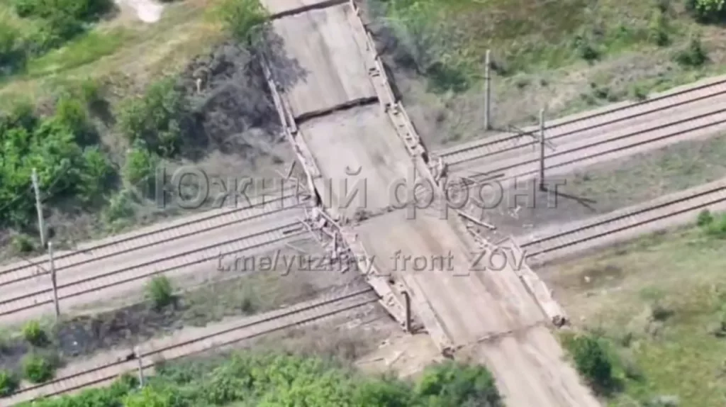 Уничтожение очередного заминированного противником моста с применением оптоволоконного FPV-дрона "КВН" в районе г. Северск