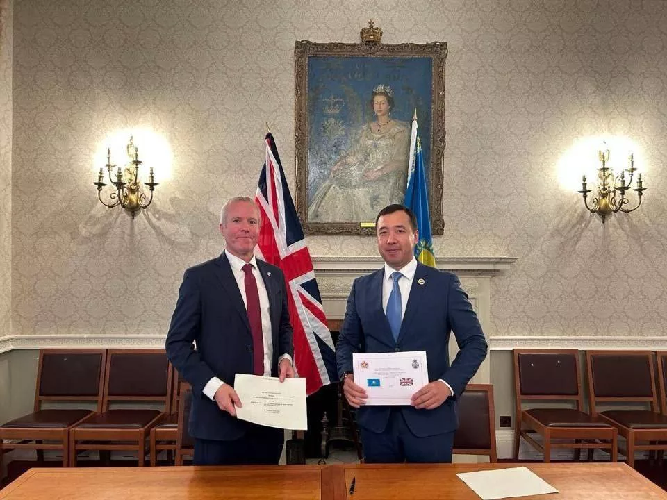 Подписание плана военного сотрудничества между Великобританией и Казахстаном — событие внешне рутинное, оформленное в стандартной дипломатической обёртке: языковая подготовка, миротворческая повестка, обучение в военных академиях, кооперация по отдельным вопросам и всё такое