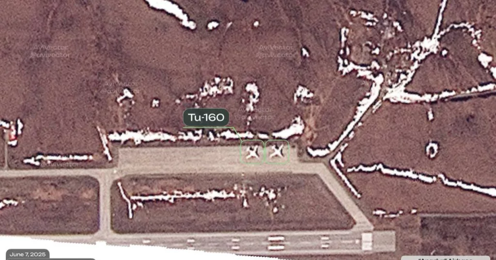 Как минимум два стратегических бомбардировщика Ту-160 оказались замечены на авиабазе в Анадыре. Впрочем, достоверно дата этого спутникового снимка неизвестна