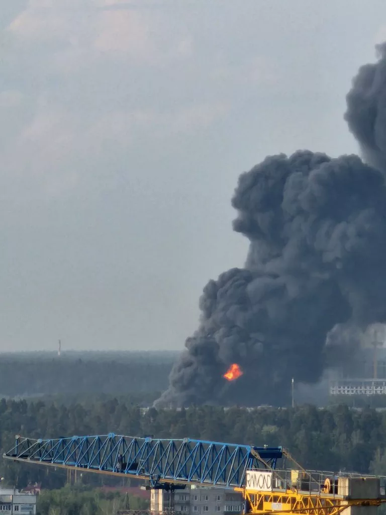 В Пушкино сильно горит склад с горюче смазочным материалом