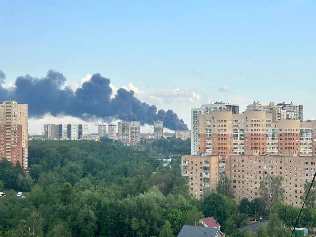 В Пушкино сильно горит склад с горюче смазочным материалом