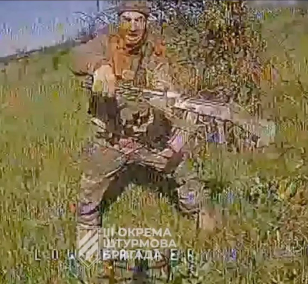 Пользователь X Louis Saillans (в профиле французский флаг и указание, что он бывший военнослужащий подразделений специального назначения) на основе анализа более 5000 видео с атаками дронов на солдат вывел статистику эффективности беспилотников против людей