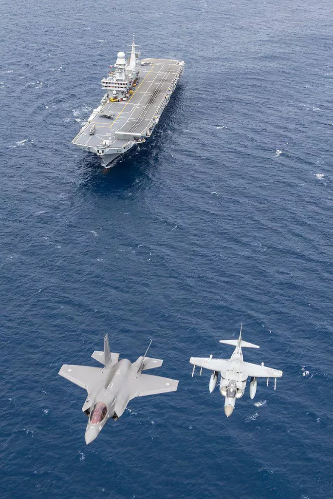 Командующий ВМС Италии адмирал Кредендино заявил в интервью, что он предполагает создание авианосца, который заменит авианосец Cavour примерно в 2040 году