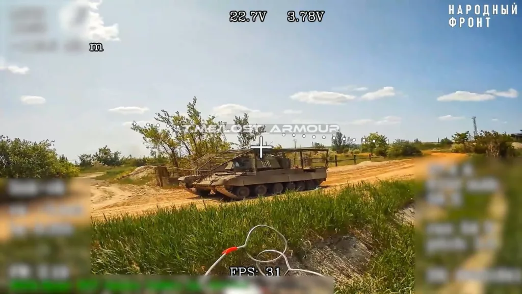 Украинский тяжелый БТР на шасси САУ 2С19 "Мста-С", уничтоженный ударом российского FPV-дрона на оптоволокне