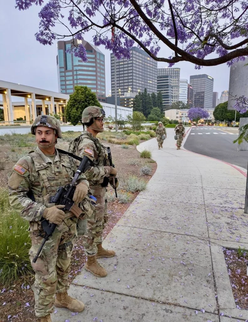 Северное командование вооружённых сил США сообщило о развёртывании в Лос-Анджелесе 300 военнослужащих 79-й пехотной бригады (IBCT) Национальной гвардии Калифорнии на фоне начавшихся протестов