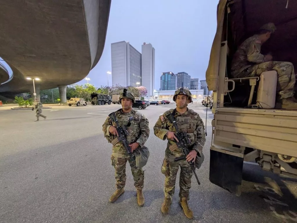 Северное командование вооружённых сил США сообщило о развёртывании в Лос-Анджелесе 300 военнослужащих 79-й пехотной бригады (IBCT) Национальной гвардии Калифорнии на фоне начавшихся протестов