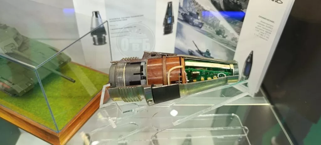 Представленный на Международной выставке вооружения и военной техники MILEX-2025 в Минске электронный дистанционно-контактный взрыватель 3В48