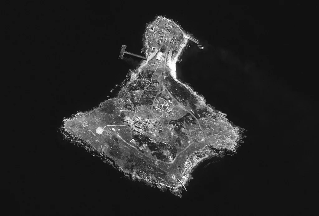 Мониторинговые ресурсы сообщают о нанесении удара четырьмя ракетами Х-22 с ракетоносцев Ту-22М3 по острову Змеиный в Чёрном море