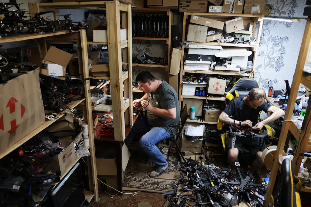 На четвёртый год войны до El País наконец дошло очевидное: украинские мастерские по сборке и ремонту дронов размещаются в подвалах жилых домов, административных зданий и гражданской инфраструктуры вблизи линии фронта