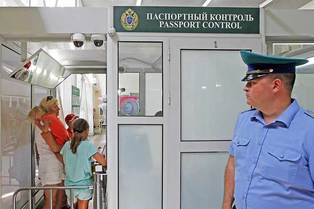 Чистый телефон = подозрительный въезд: как украинцев ловят на границе