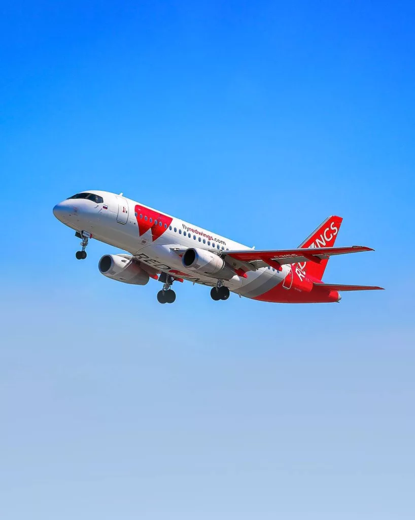 SSJ-100 взмывает в летнее небо. Красавец, не правда ли?