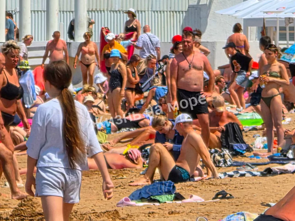 Обстановка на курортах Краснодарского края: после запрета на купание в мазутной Анапе россияне ломанулись в Геленджик