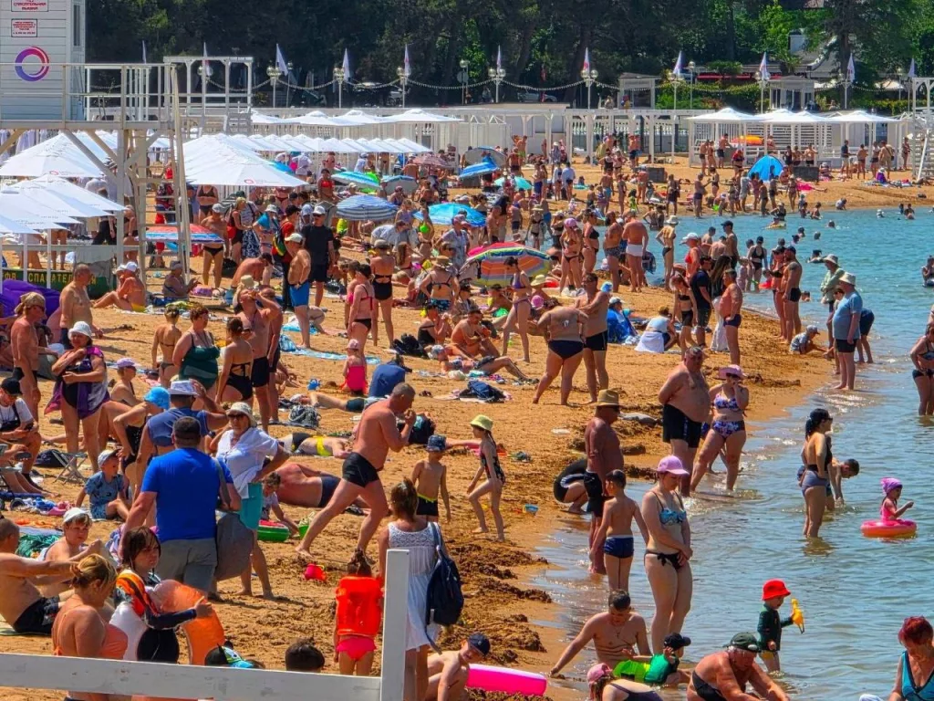 Обстановка на курортах Краснодарского края: после запрета на купание в мазутной Анапе россияне ломанулись в Геленджик