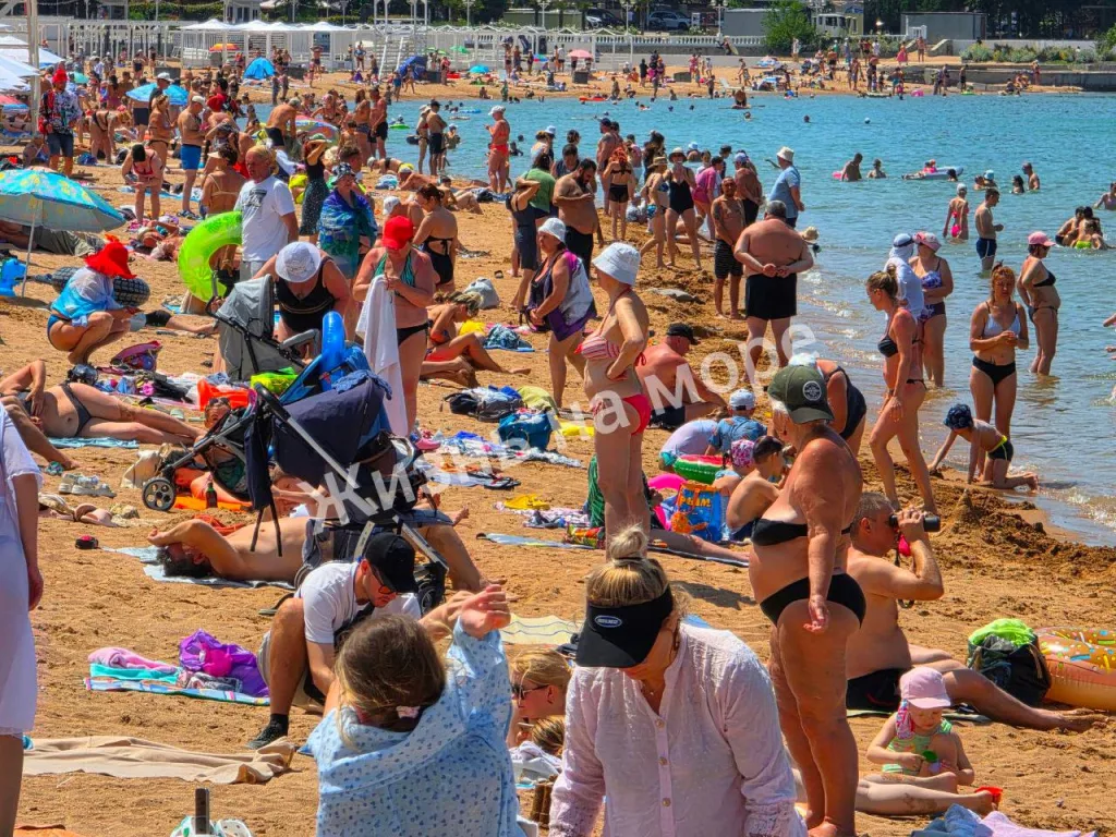 Обстановка на курортах Краснодарского края: после запрета на купание в мазутной Анапе россияне ломанулись в Геленджик