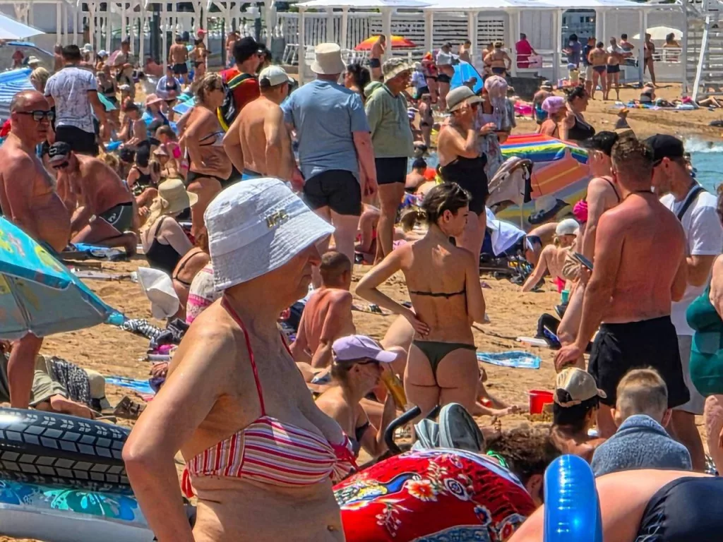 Обстановка на курортах Краснодарского края: после запрета на купание в мазутной Анапе россияне ломанулись в Геленджик