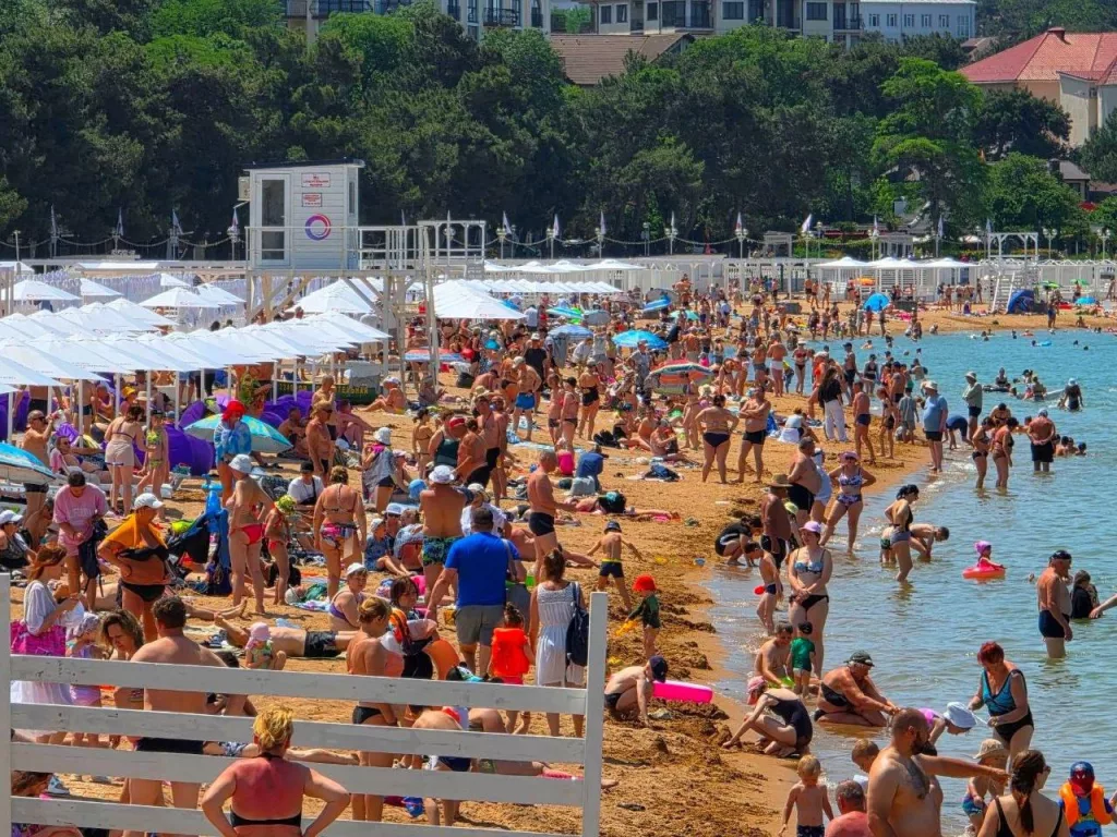 Обстановка на курортах Краснодарского края: после запрета на купание в мазутной Анапе россияне ломанулись в Геленджик