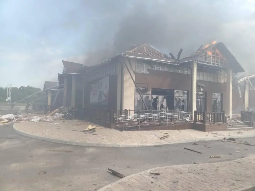 Один погибший, пять раненых: ВСУ ударом РСЗО HIMARS разрушили Дом культуры в Рыльске