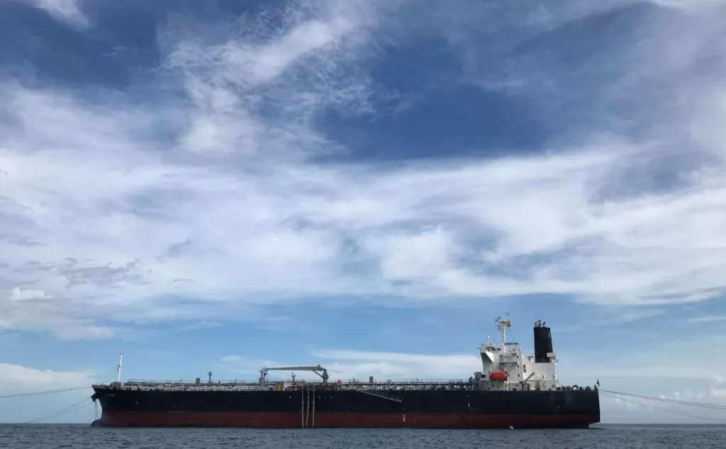 Японская нефтеперерабатывающая компания Taiyo Oil Co. получила партию российской нефти на танкере, который находится под санкциями США и ЕС, пишет Bloomberg