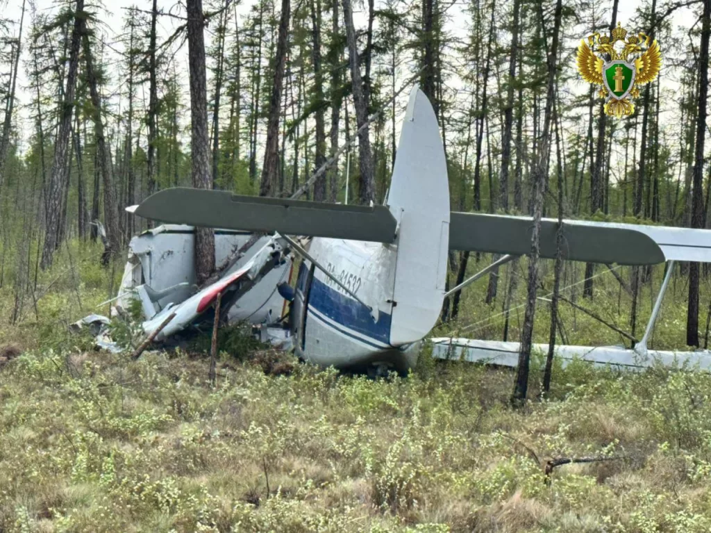 Так выглядит Ан-2, который нашли в Якутии — самолет Авиалесоохраны лежит среди деревьев с поломанным левым крылом