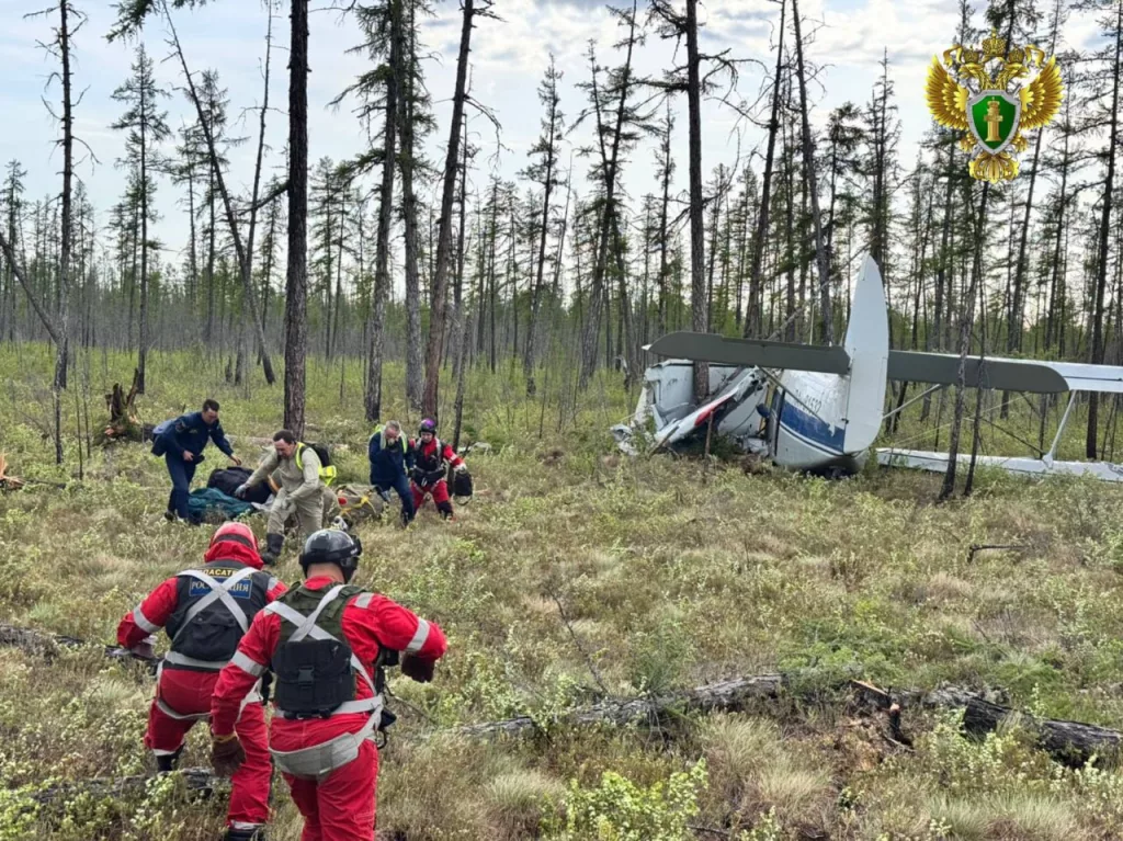 Так выглядит Ан-2, который нашли в Якутии — самолет Авиалесоохраны лежит среди деревьев с поломанным левым крылом