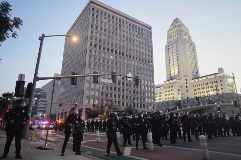 В Лос-Анджелесе сейчас находится больше американских военных, чем в Ираке и Сирии, пишет ABC