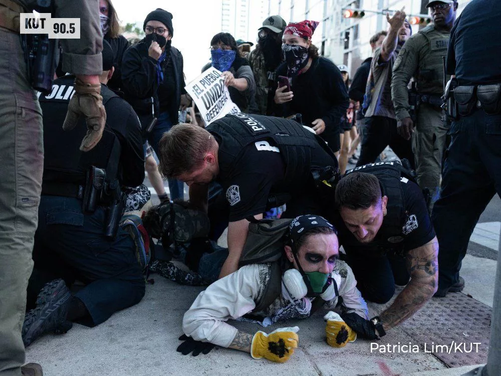 Скоординированные выступления против Трампа постепенно распространяются на всю Америку. Наиболее заметные протесты в столице Техаса Остине и Далласе