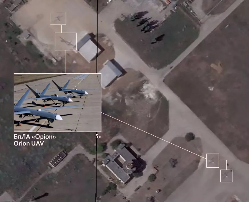 Спутниковый снимок защитных ангаров для авиации на авиабазе Саки в Крыму, а также сразу 5 БПЛА "Орион", очевидно, применяемых для противодействия украинским БЭК в Черном море