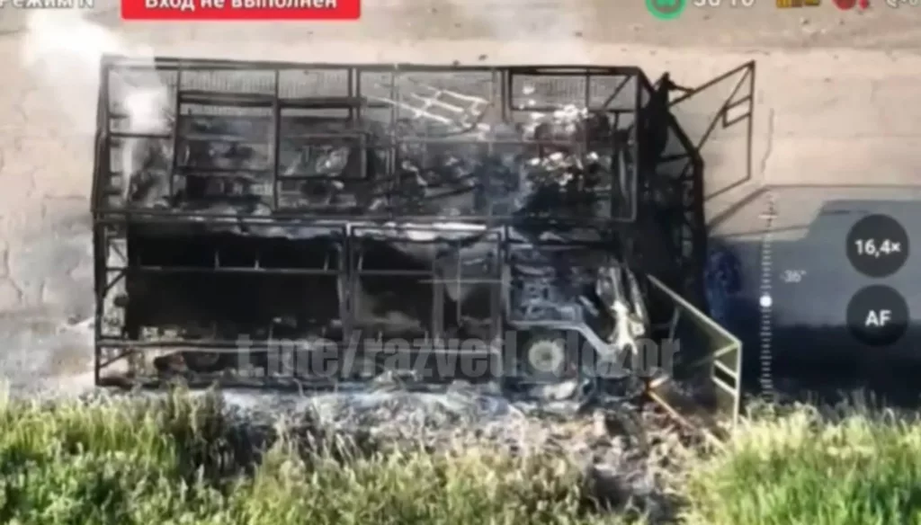 Британский бронеавтомобиль Pinzgauer Vector 718 с антидроновой защитой, уничтоженный на Южно-Донецком направлении