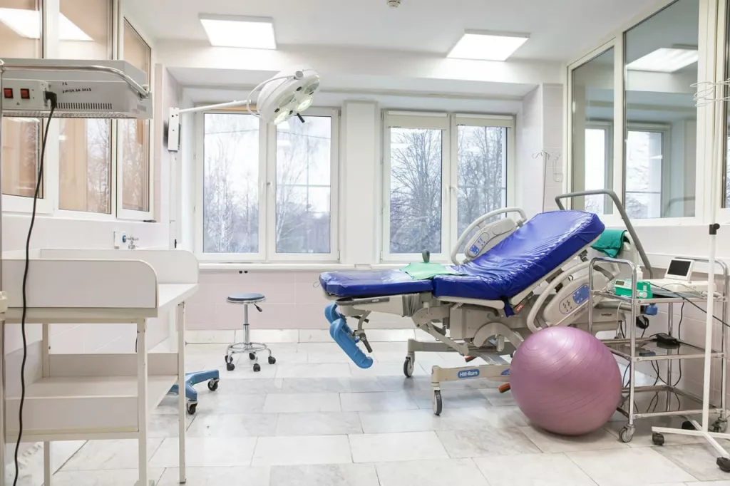 Петербургским школьницам и студенткам начнут платить за беременность по 100 тысяч рублей