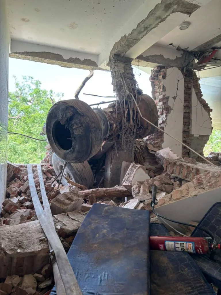 Столкновение с птицами — вероятная причина крушения самолета в Индии. Об этом сообщают местные телеканалы