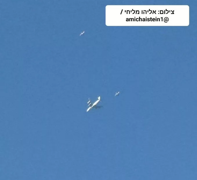 Фото самолёта Нетаньяху, улетающего в неизвестном направлении в сопровождении двух истребителей